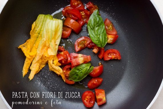 padella con fiori di zucca, pomodorini e basilico