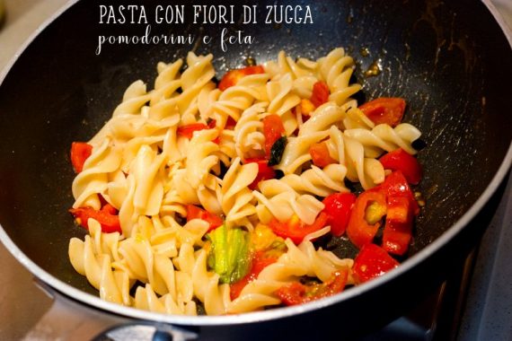preparazione pasta con fiori di zucca