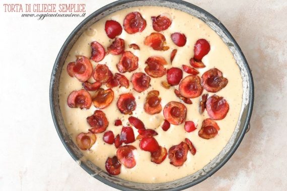 torta di ciliegie prima del forno