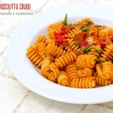 pasta con prosciutto crudo, pomodorini, rucola, scamorza affumicata e noci