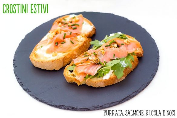 crostini estivi con burrata, salmone e rucola
