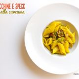 pasta zucchine e speck alla curcuma, ricetta velocissima