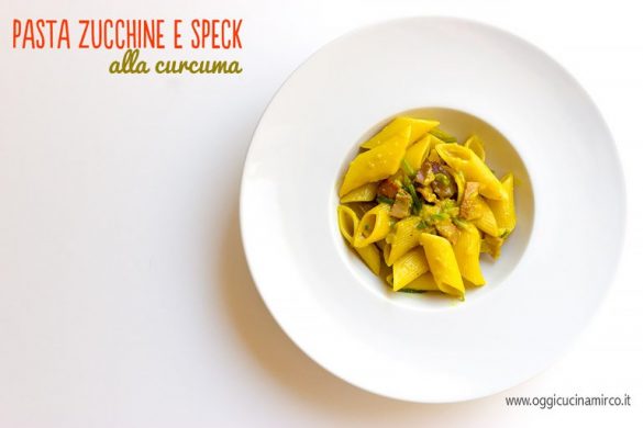 pasta zucchine e speck alla curcuma, ricetta velocissima
