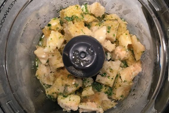 preparazione della gratinatura per le cozze