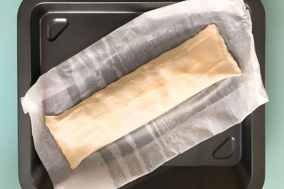 strudel su leccarda pronto per essere infornato