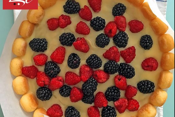 torta charlotte guarnita con frutti di bosco (more e lamponi)