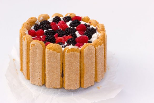 torta charlotte ai frutti di bosco