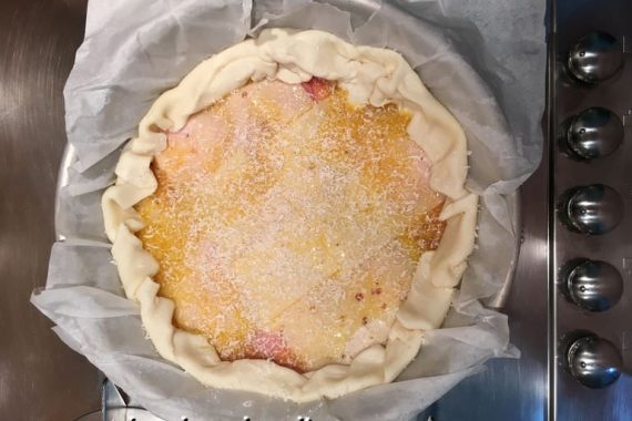 preparazione torta rustica con prosciutto cotto e formaggio