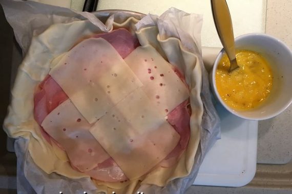 preparazione torta rustica con prosciutto cotto e formaggio