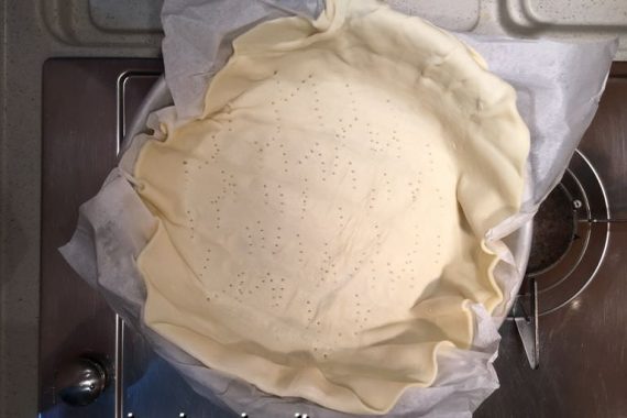 preparazione torta rustica con prosciutto cotto e formaggio