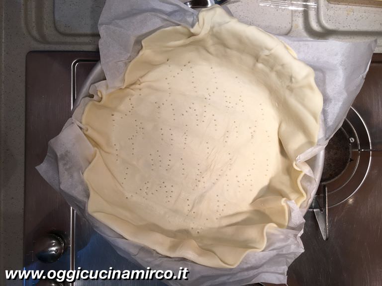 preparazione torta rustica con prosciutto cotto e formaggio