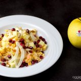 insalata di cavolfiore arancione autunnale con mele, gamberetti, mandorle, finocchi e melograno
