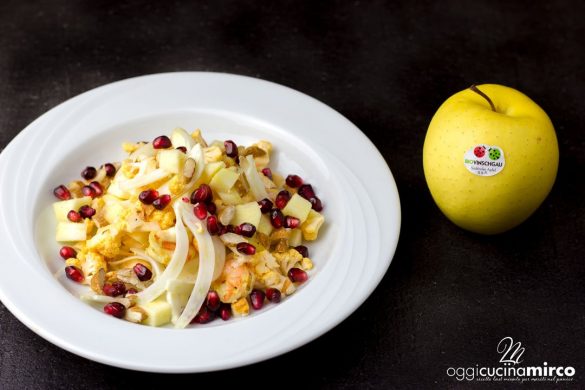 insalata di cavolfiore arancione autunnale con mele, gamberetti, mandorle, finocchi e melograno