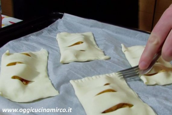 preparazione sfoglie di mele e cannella