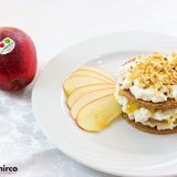 tortino croccante al cacao con mere caramellate alla cannella, ricotta e noci