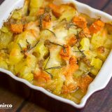 zucca al forno con patate, salsiccia e mozzarella