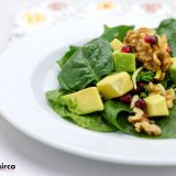 insalata di spinaci crudi con avocado, melograno e noci