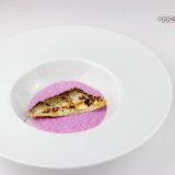 merluzzo con pelle croccante su crema di cavolfiore viola