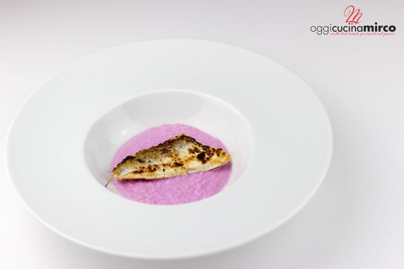 merluzzo con pelle croccante su crema di cavolfiore viola