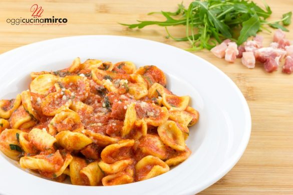 orecchiette al sugo con pancetta e rucola