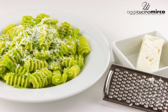 pasta con crema di piselli e feta greca