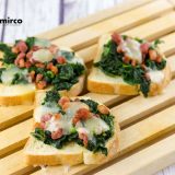 crostoni di verdura con pancetta e formaggio fuso