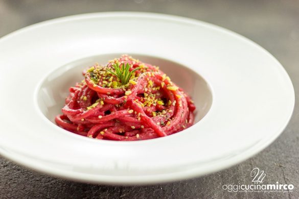 pasta con crema di rapa rossa