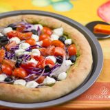 pizza al pesto di zucchine e cornicione ripieno di crema di feta greca