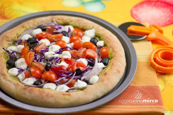 pizza al pesto di zucchine e cornicione ripieno di crema di feta greca