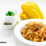 pasta con salsa di tonno e capperi con peperone giallo