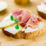 bruschette ricotta e prosciutto crudo