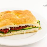 focaccia con speck pesto di rucola pomodori secchi e zucchine grigliate