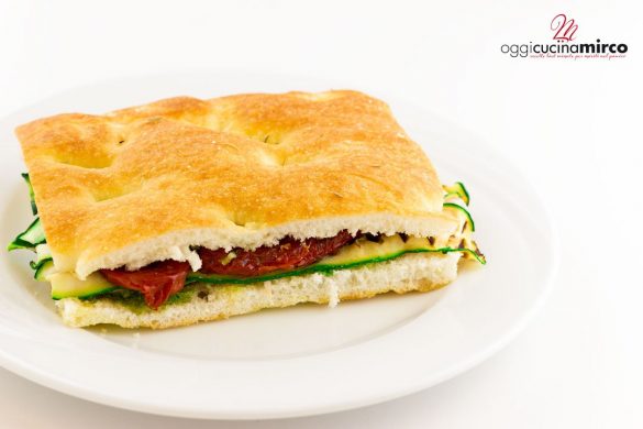 focaccia con speck pesto di rucola pomodori secchi e zucchine grigliate