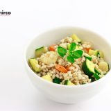 insalata d'orzo con gamberetti e zucchine