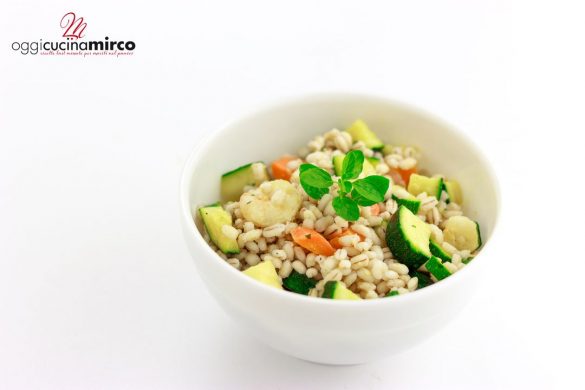insalata d'orzo con gamberetti e zucchine
