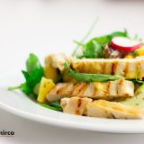 petto di pollo con salsa al mango e insalatina di misticanza, ravanelli e cetrioli