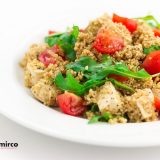 quinoa con tofu rucola e pomodorini