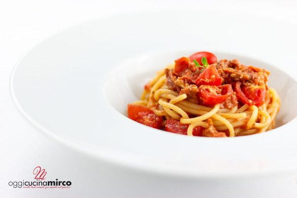 spaghetti con pomodorini e noci