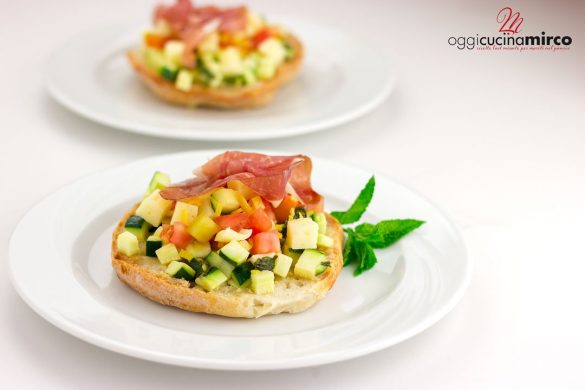 friselle con zucchine marinate, asiago, pomodorini e prosciutto crudo