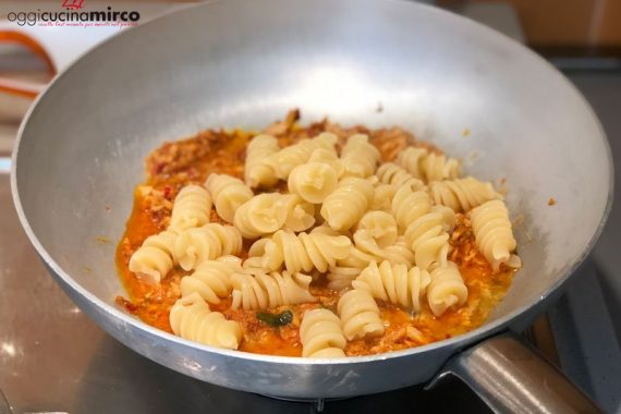 preparazione pasta con ndujetta e timo limone
