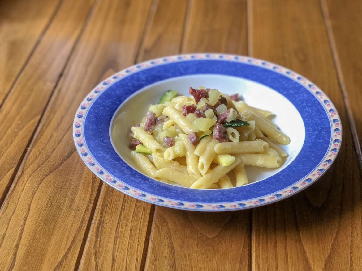 pasta con zucchine e salsiccia di cinghiale stagionata