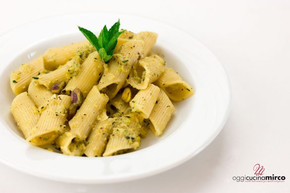 pesto di zucchine grigliate con menta, pistacchi e limone
