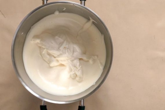 montare uova con zucchero per il salame del re