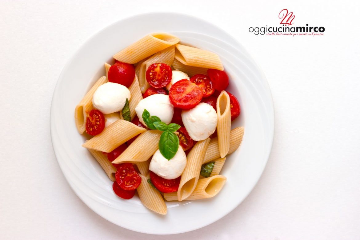 pasta alla crudaiola con pomodorini e bocconcini di mozzarella
