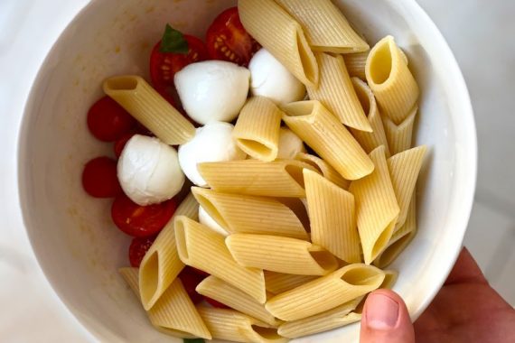 preparazione della pasta alla crudaiola