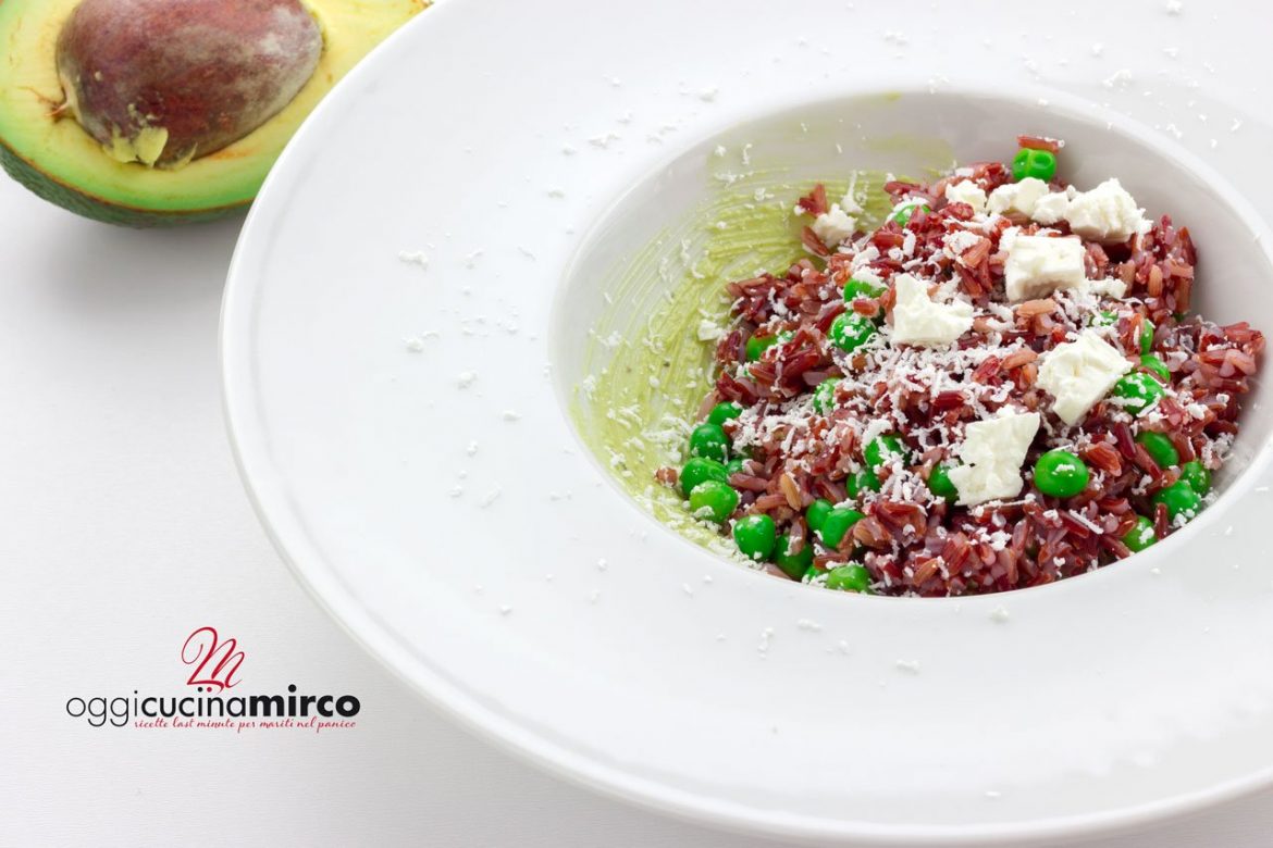 Riso rosso con pesto di avocado, piselli e feta greca