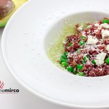 Riso rosso con pesto di avocado, piselli e feta greca