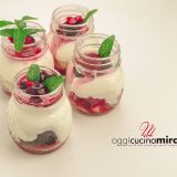 mousse al limone con frutti di bosco
