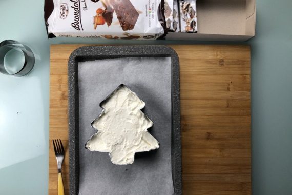 crema al mascarpone su albero di natale al cioccolato