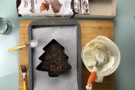 Preparazione albero di natale al cioccolato